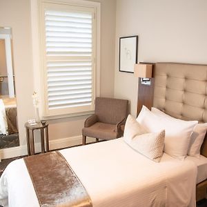 Zimmer mit Kingsize-Bett
